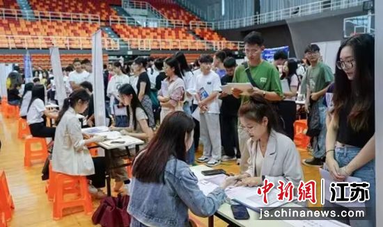 学生和用工单位相关人员进行交流 凯发k8官网供图 学生和用工单位相关人员进行交流 凯发k8官网供图